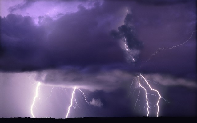 Severe storms bring tornadoes to Texas and US south and blizzards to Midwest